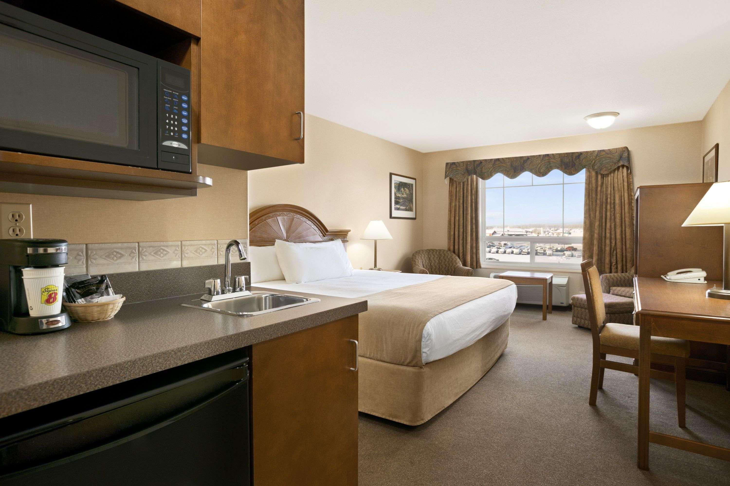 Super 8 By Wyndham High Level Ab Hotell Exteriör bild