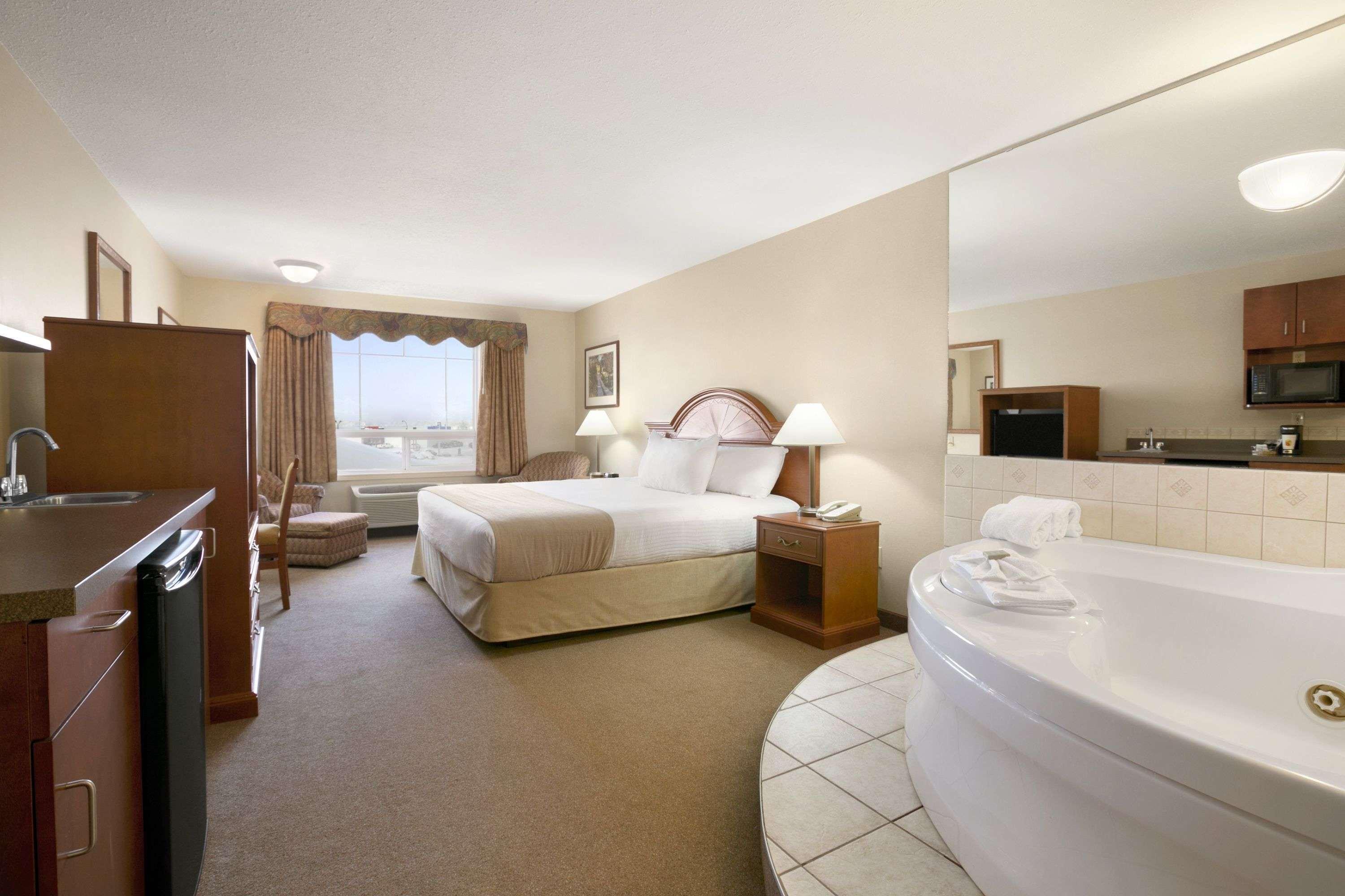 Super 8 By Wyndham High Level Ab Hotell Exteriör bild