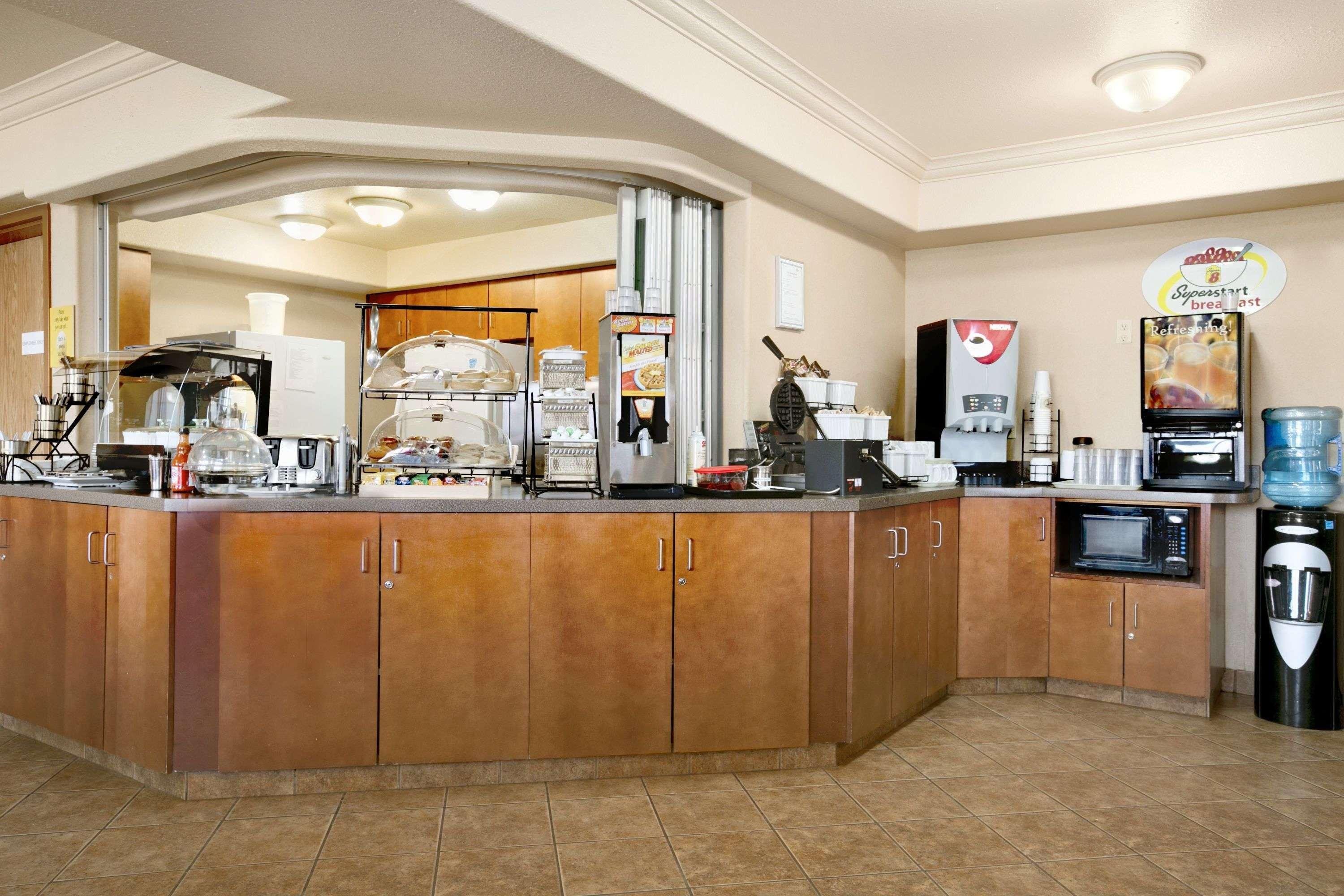 Super 8 By Wyndham High Level Ab Hotell Exteriör bild
